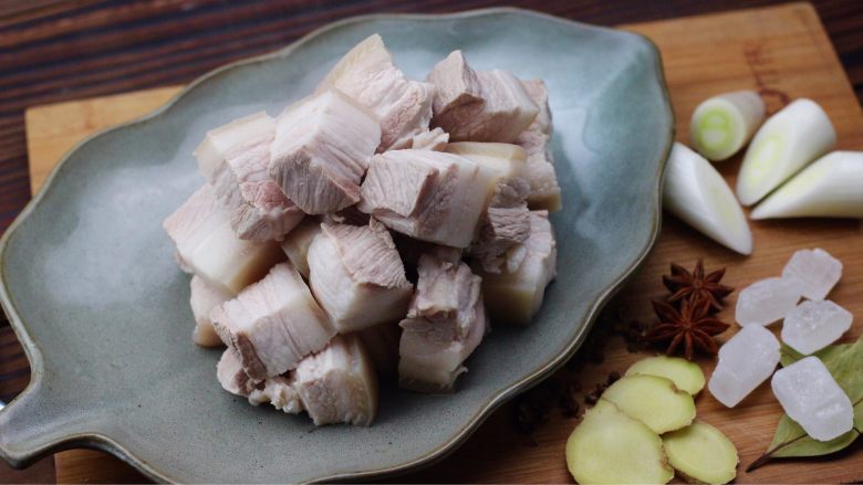 红烧肉,捞出洗净血沫盛盘备用!