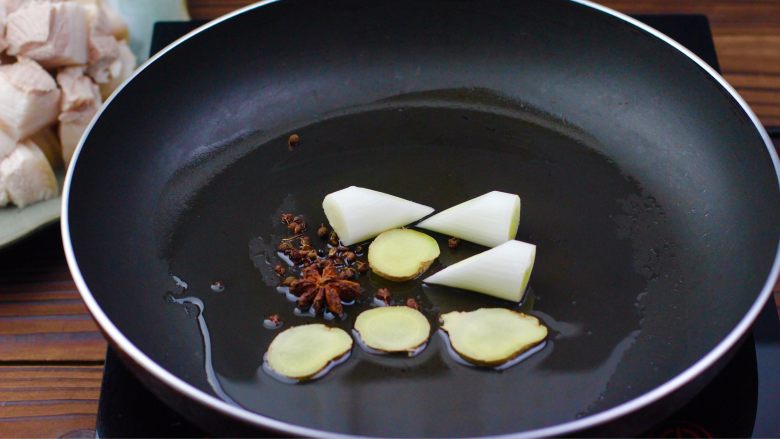 红烧肉,锅内烧热油下葱姜<a style='color:red;display:inline-block;' href='/shicai/ 700'>花椒</a><a style='color:red;display:inline-block;' href='/shicai/ 695'>八角</a>爆香