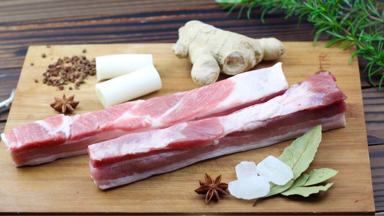 红烧肉,选猪五花肉要选下五花肉,肥瘦比例比较合适