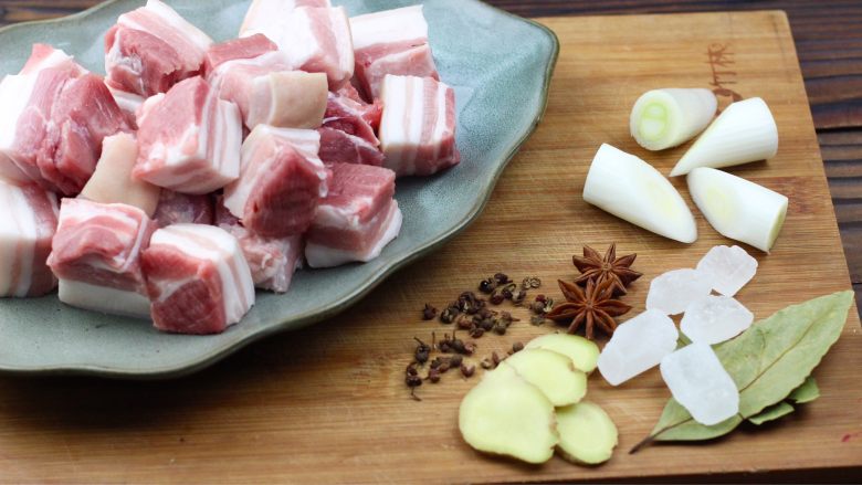 红烧肉,葱姜切片备用