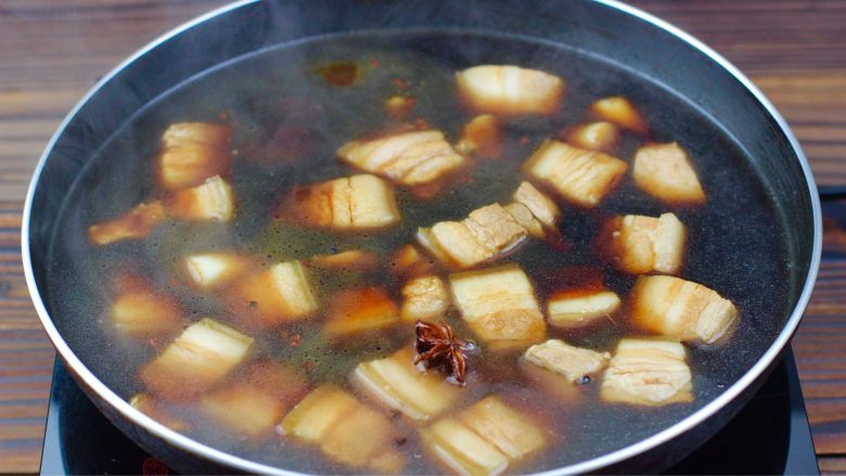 红烧肉,加入开水超过五花肉一倍
