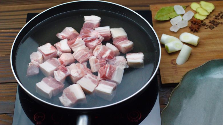 红烧肉,切好的五花肉冷水下锅,煮沸腾一分钟左右