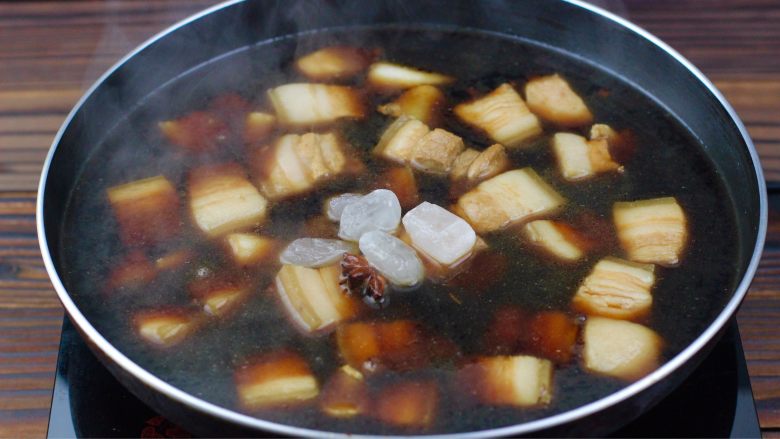 红烧肉,放入<a style='color:red;display:inline-block;' href='/shicai/ 866'>冰糖</a>和<a style='color:red;display:inline-block;' href='/shicai/ 741'>香叶</a>，加少许盐大火烧开转小火慢慢炖，一个小时左右