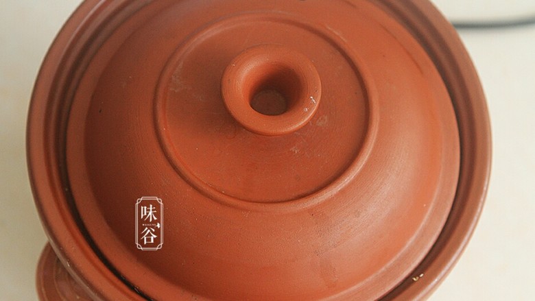 莲子百合薏米银耳羹,盖上锅盖,炖煮2小时。