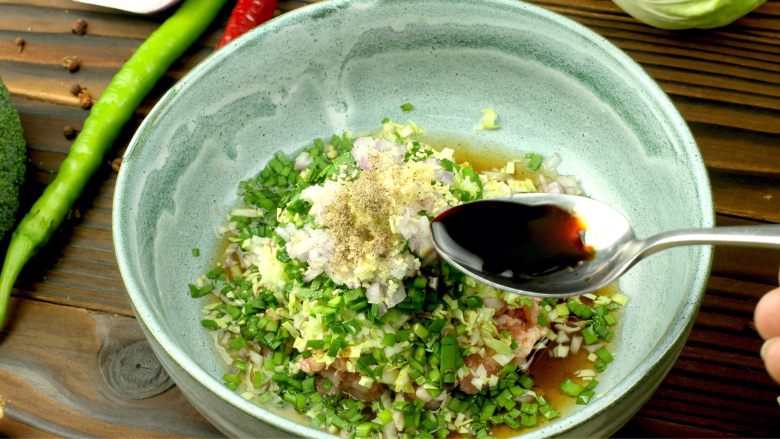 猪肉卷心菜煎饺,加入盐<a style='color:red;display:inline-block;' href='/shicai/ 829'>十三香</a>生抽鸡精浓汤一小碗搅拌粘稠,朝一个方向搅拌不能左右搅拌,肉馅只有上劲才会有口感!