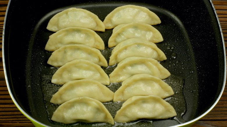 猪肉卷心菜煎饺,开盖后待水分充分蒸发后捡出摆盘即可食用!