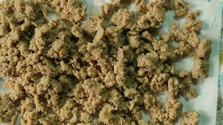 自制猪肉松,倒出到吸水纸巾上，等待冷却。