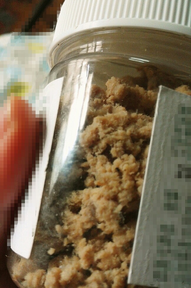 自制猪肉松,随便找了个蜂蜜的罐头，装进去，就可以啦，记得放冰箱哦。