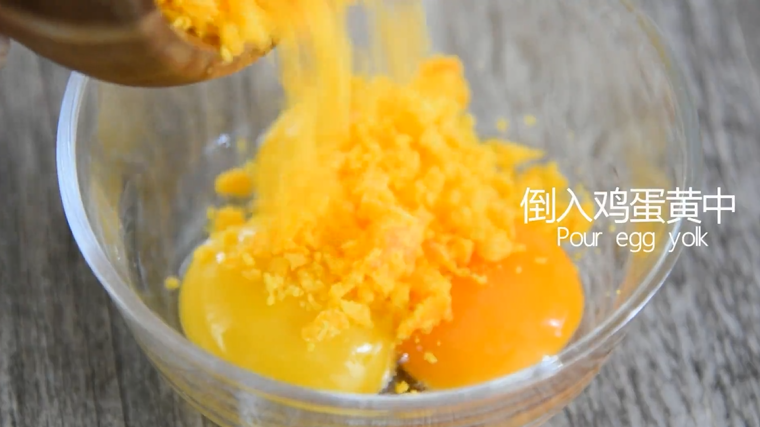 没有螃蟹的赛螃蟹,孙红雷最爱吃的菜!,鸭蛋黄碾碎倒入鸡蛋黄中
