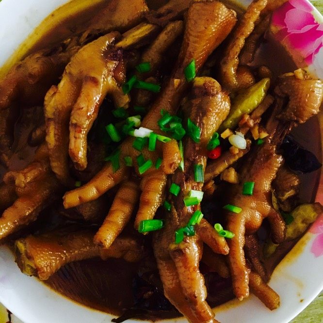 红烧凤爪,鸡爪剪去不可食用部分洗干净焯水再洗沥干