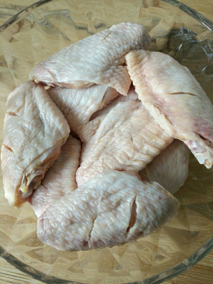 蜜汁鸡翅,把<a style='color:red;display:inline-block;' href='/shicai/ 96'>鸡翅</a>用刀划两刀，背面再用牙签扎几个洞，方便入味