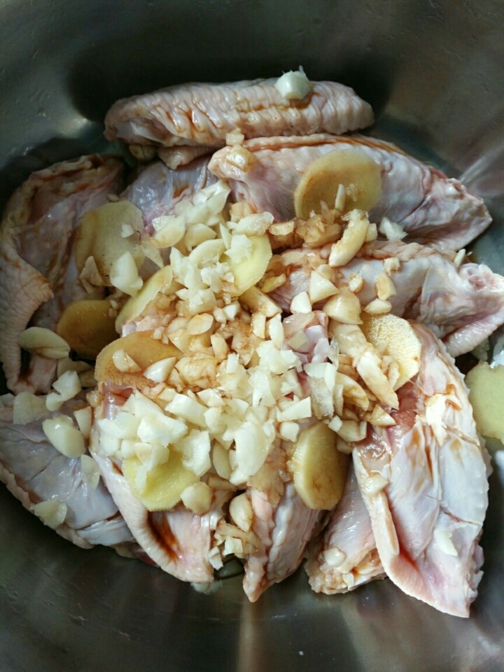 蜜汁鸡翅,姜切片，蒜切末，<a style='color:red;display:inline-block;' href='/shicai/ 788'>生抽</a>和<a style='color:red;display:inline-block;' href='/shicai/ 718'>料酒</a>全部放进鸡翅里，搅拌均匀，腌制三小时