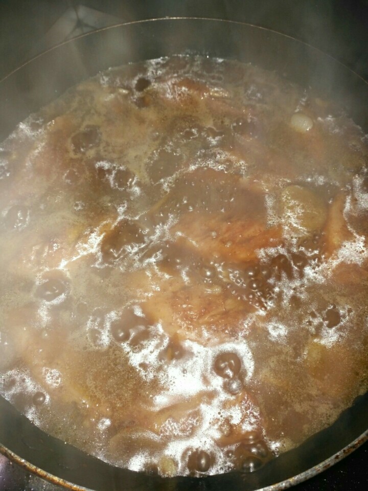 蜜汁鸡翅,这时把<a style='color:red;display:inline-block;' href='/shicai/ 865'>蜂蜜</a>调成<a style='color:red;display:inline-block;' href='/shicai/ 865'>蜂蜜</a>水，倒进锅内搅拌均匀，盖上锅盖小火15分钟