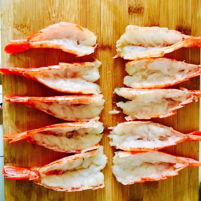 金色阿根廷,大虾从背部切开，取出虾肠拍平撒上椒盐与胡椒粉腌制十五分钟