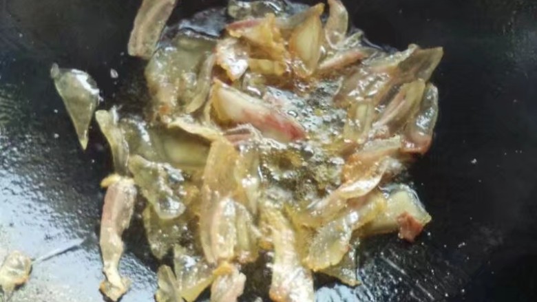 芋头花炒茄子,锅里放点油先把肥肉炒出油 再放瘦肉炒