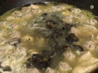 木耳肉丸鸡汤,加入洗净的木耳煮沸后加少许盐调味即可装盘食用~
