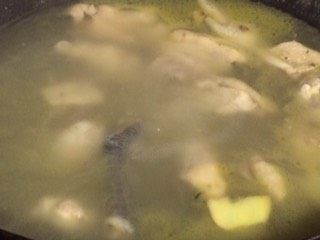 木耳肉丸鸡汤,鸡肉切块洗净,油锅旺火炒香鸡肉,加少量料酒去腥炒干水分后加水煮开后转中小火炖~