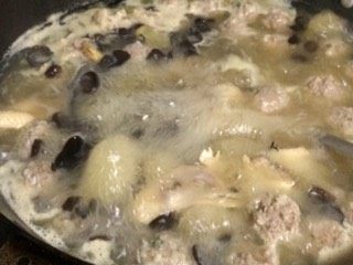 木耳肉丸鸡汤,鸡肉炖煮熟透加做好的肉丸,煮到肉丸浮起就熟了。