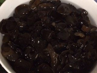 木耳肉丸鸡汤,木耳泡发洗净备用……