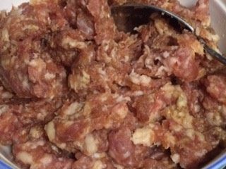 木耳肉丸鸡汤,<a style='color:red;display:inline-block;' href='/shicai/ 211962'>猪前腿肉</a>躲成泥,放生抽30克,盐5克调和均匀备用……