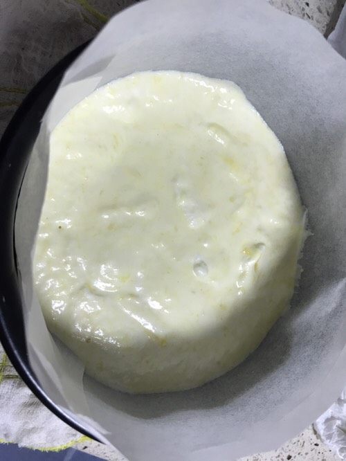 蒸出来的蛋糕,装好后抖抖去气泡(蒸锅提前蒸开)盖上保鲜膜或者盘子放入开锅的开始蒸45分钟