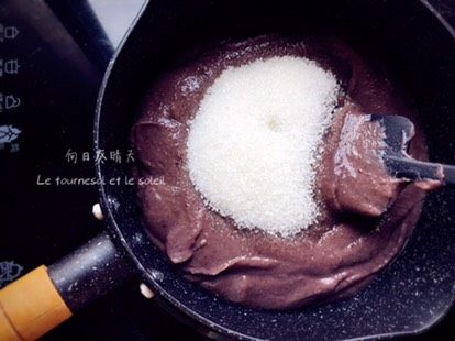 驴打滚,用料理机将红豆磨成泥,加适量<a style='color:red;display:inline-block;' href='/shicai/ 869'>白砂糖</a>,小火翻炒。(减肥/糖尿病可以加木糖醇代替砂糖)