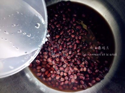 驴打滚,等待高压锅稍微冷却,揭开锅盖,再加一点水,盖盖继续焖煮至上气,立即关火。此时红豆就完全压烂啦~(这是一个煮豆类的小窍门,非常简单,而且省能源,量大也不怕堵气阀!)