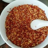 秘制陕西正宗凉皮专用辣椒油（绝密秘方）,热油的秘制方法：玉米油 1500g+ 菜籽油500g 倒入锅中（可切一片生姜试油温，放入锅里能够起泡炸，油温即可），然后加入浸泡湿润的香料【香叶 10g ，千里香 10g ，小茴香 10g ，桂皮10g ，紫草 10g 】，{ 香料用温水浸泡 15  分钟左右，沥干水用}  然后不断翻动锅内香料，均匀炸至30秒，转中小火慢炸干，出色出香，随时观察变化，勿炸焦，过程中用漏勺经常捞起料观察。5分钟左右香味出来后，将火关掉，将料渣捞出。