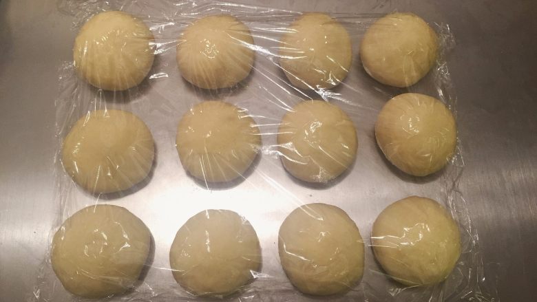奶酪小餐包,轻压排气后平均分成12份,静置20分钟