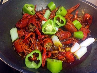 私房香辣小龙虾,最后放入青椒、葱段煮1-2分钟即可;
