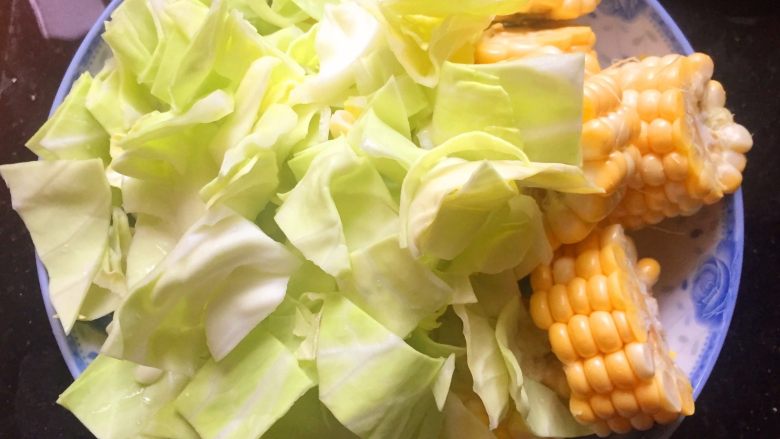 家庭版罗宋汤,<a style='color:red;display:inline-block;' href='/shicai/ 111'>圆白菜</a>切成块状，按自己的喜好来；<a style='color:red;display:inline-block;' href='/shicai/ 500'>玉米</a>切成一节一节的