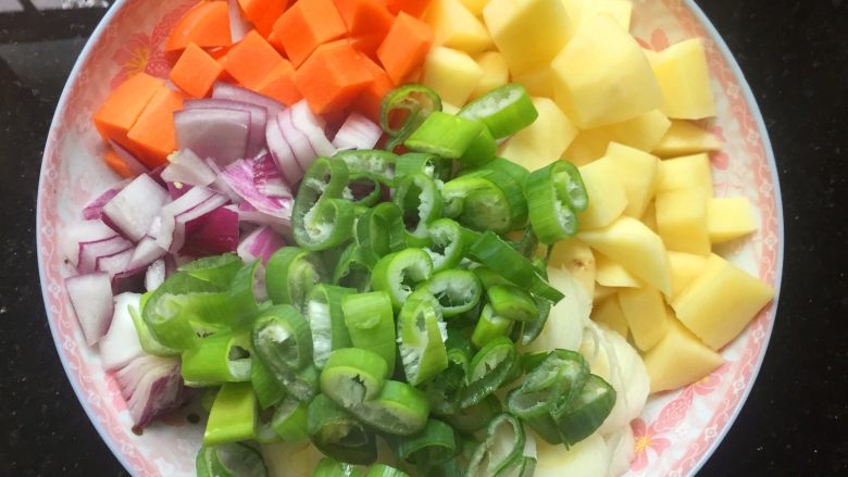 家庭版罗宋汤,<a style='color:red;display:inline-block;' href='/shicai/ 25'>胡萝卜</a>和<a style='color:red;display:inline-block;' href='/shicai/ 23'>土豆</a>切丁，<a style='color:red;display:inline-block;' href='/shicai/ 29'>洋葱</a>和大葱切小块