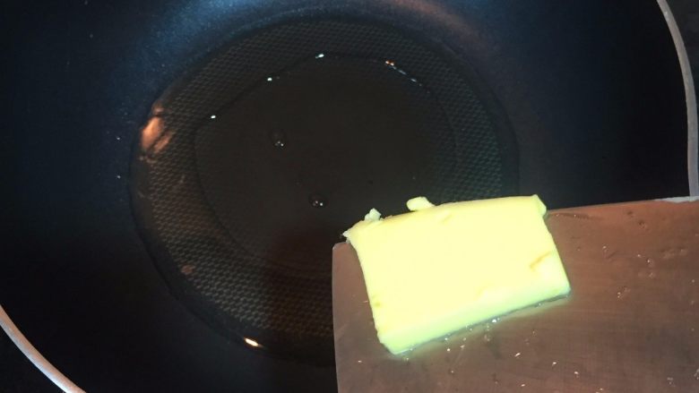 家庭版罗宋汤,锅烧热，放入<a style='color:red;display:inline-block;' href='/shicai/ 887'>黄油</a>，融化