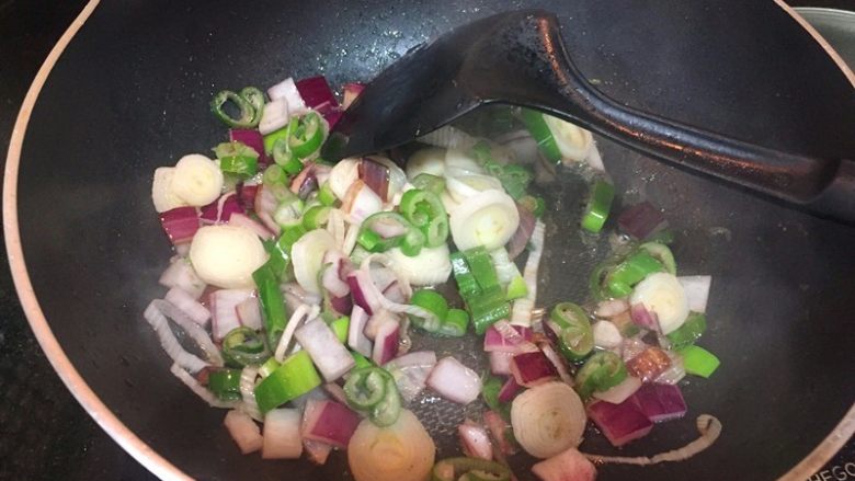 家庭版罗宋汤,先后放入洋葱和大葱，炒2分钟左右爆香