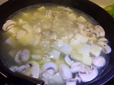 浓汤香椿豆腐,锅里倒入一米饭碗的开水或者冷水煮开,放入豆腐、蘑菇、浓汤宝一起小火煮5分钟左右,尝下汤的味道,不够咸的话可以加少许的盐调味(因为浓汤宝本身就鲜咸,一般不需要额外在加盐和味精了);