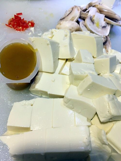浓汤香椿豆腐,豆腐切小块,<a style='color:red;display:inline-block;' href='/shicai/ 2914'>蘑菇</a>切片,一个浓汤宝;