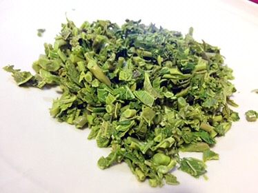 浓汤香椿豆腐,焯好水的香椿切碎;