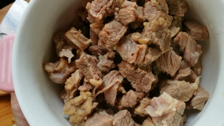 家庭版罗宋汤,捞出来洗去血沫，沥干净水分备用。