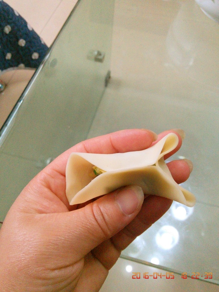 蒸饺,右边往中间捏合，语言不好表达，请看图