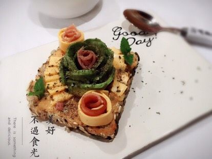 听见花开的声音,烤好面包，涂上沙拉酱把<a style='color:red;display:inline-block;' href='/shicai/ 2157'>牛油果</a>切片摆花，花中间放入火腿片，对角用奶酪片卷火腿肉摆造型，另外对角用<a style='color:red;display:inline-block;' href='/shicai/ 3760'>薄荷</a>叶装饰，最后撒上胡椒粉和欧芹碎