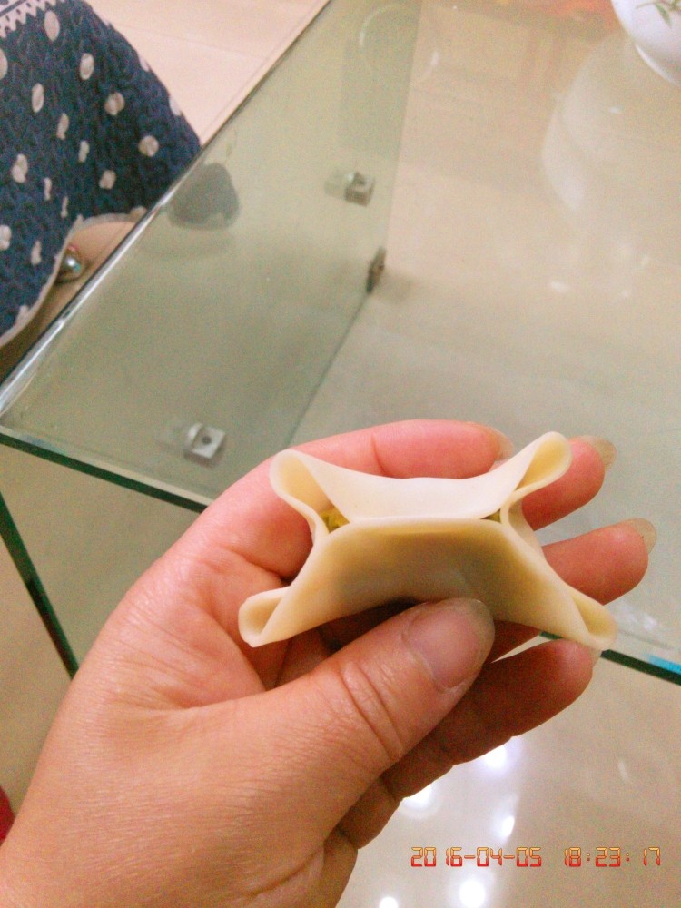 蒸饺,再把左边往中间捏合，语言不好表达，请看图