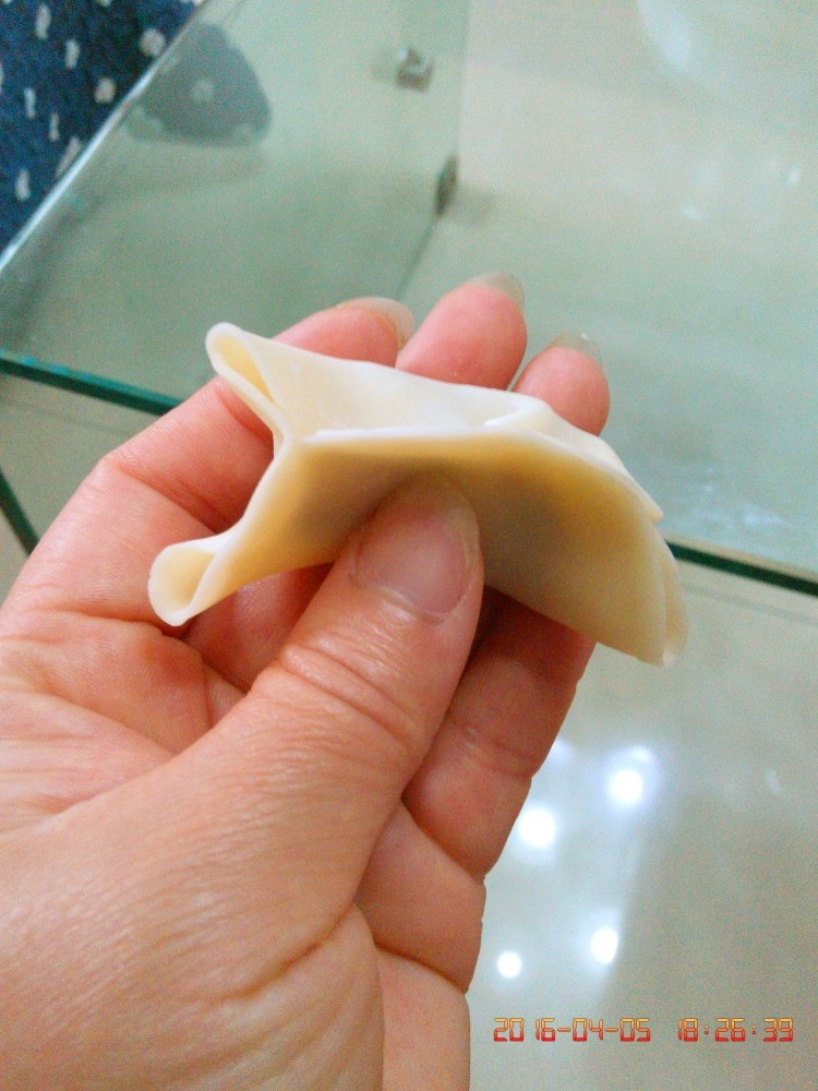 蒸饺,右边中间翘起的褶子捏合，语言不好表达，请看图
