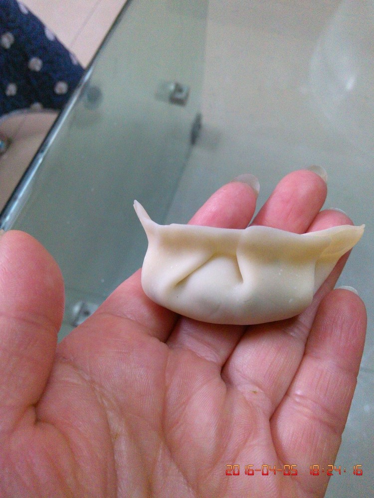 蒸饺,把左边中间翘起的褶子捏合，再把左右最边缘捏合，就是一个完整的饺子了。