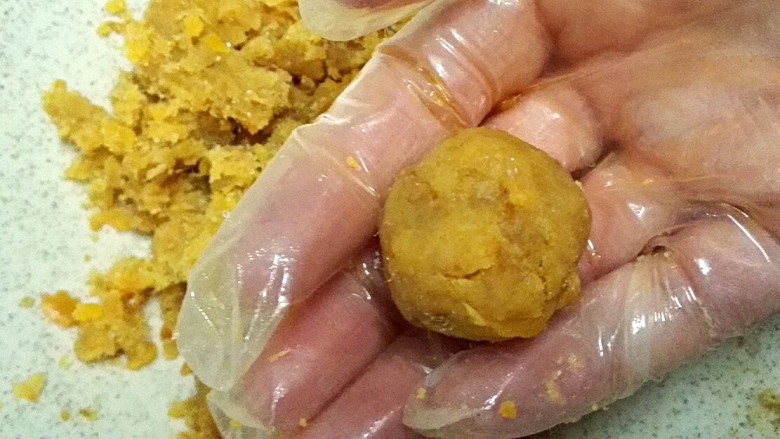 网红——咸蛋黄肉松青团,搓出15克左右的一个馅,依次搓圆备用