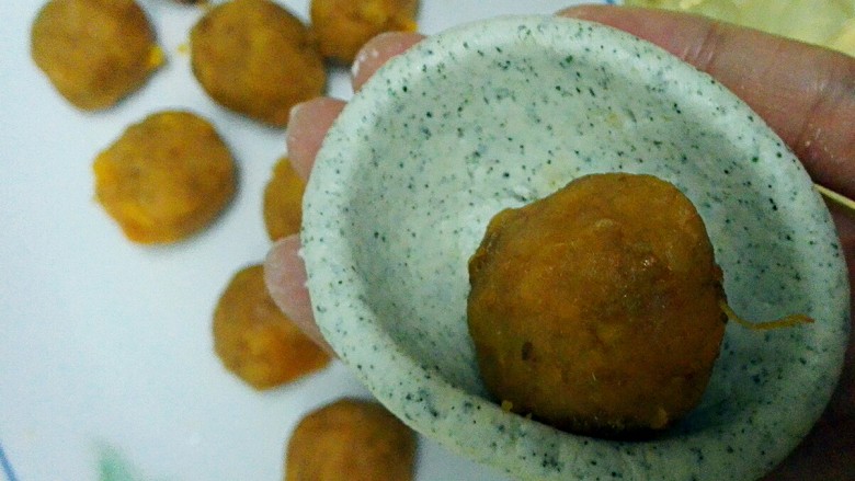 网红——咸蛋黄肉松青团,放上馅料,用虎口法收紧,并搓圆,面团如果干了,手沾点水,这样搓出来比较光滑,搓圆稍微压一下下,不然成汤圆了😂😂😂😂😂