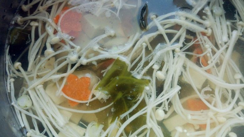 海鲜味增汤,根据容易熟的程度,下入鱼丸、金针菇,豆腐、胡萝卜,煮至八成熟