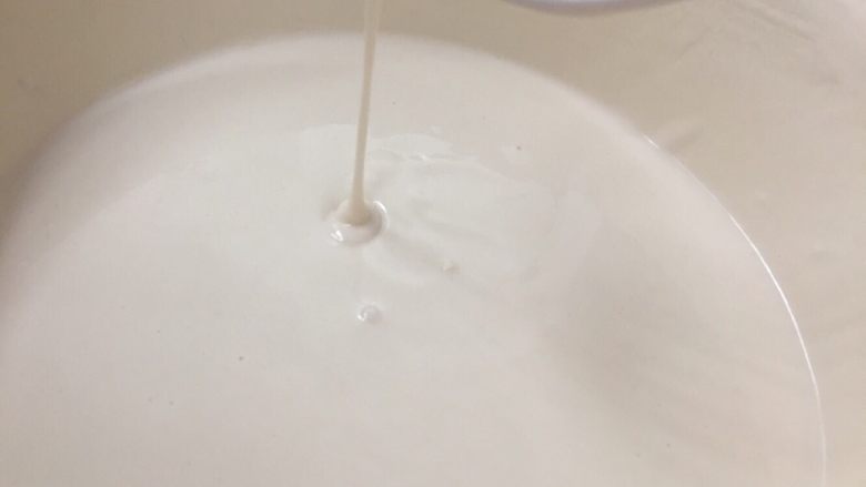 不用水洗的手工凉皮,倒入剩下的水继续拌至无颗粒的顺滑面浆状态