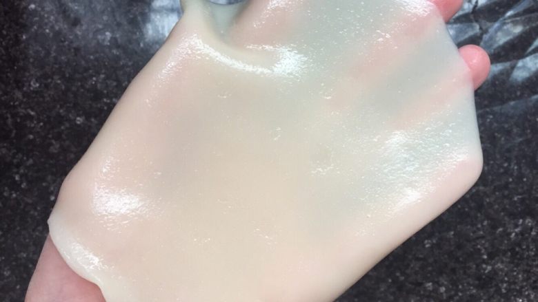 不用水洗的手工凉皮,用铲子翻出来即可,反复蒸至全部完成
蒸好的凉皮抹一层油后就可以叠加第二片不沾片