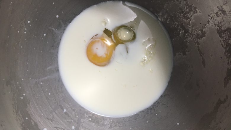 椰油小餐包,接着揉主面团:先放鸡蛋牛奶