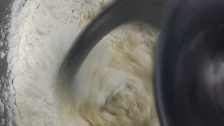 椰油小餐包,厨师机揉面或者手工揉面都可以,揉成团后加入椰子油继续揉